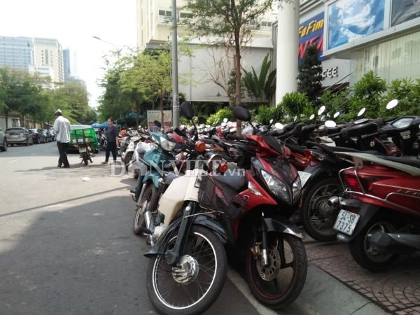 nhieu bai giu xe ngay trung tam quan 1 van chiem tron via he hinh anh 6