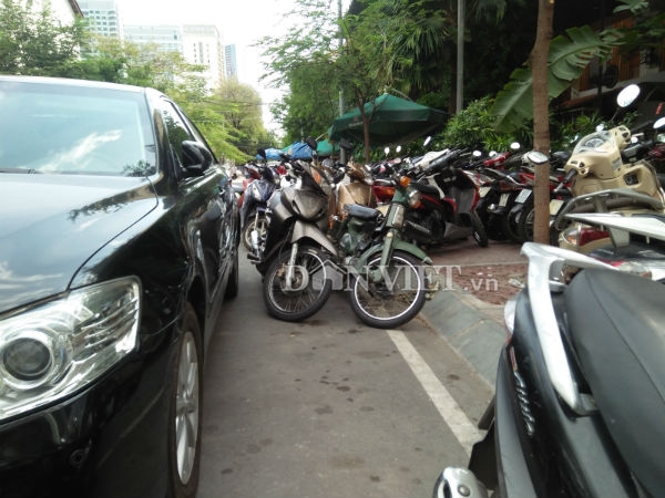 nhieu bai giu xe ngay trung tam quan 1 van chiem tron via he hinh anh 7
