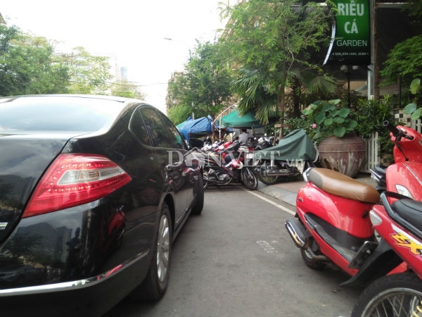 nhieu bai giu xe ngay trung tam quan 1 van chiem tron via he hinh anh 8