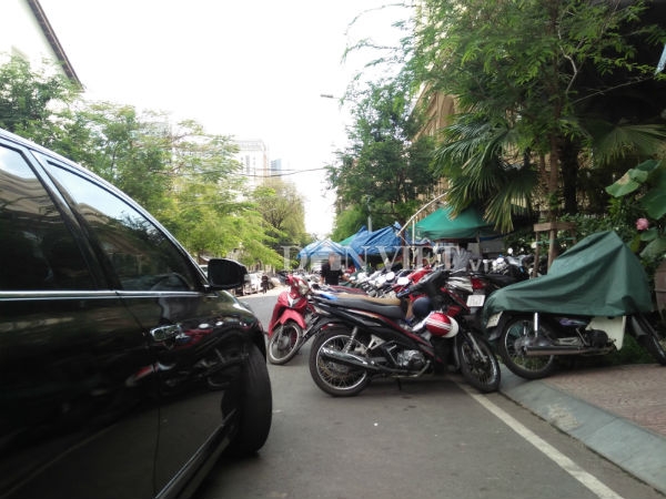 nhieu bai giu xe ngay trung tam quan 1 van chiem tron via he hinh anh 9