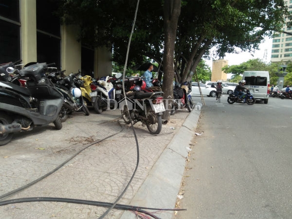 nhieu bai giu xe ngay trung tam quan 1 van chiem tron via he hinh anh 12