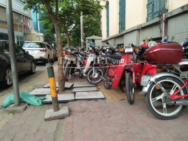 nhieu bai giu xe ngay trung tam quan 1 van chiem tron via he hinh anh 13