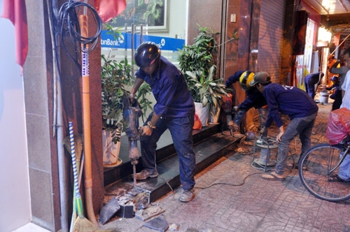 Nửa đêm ông Đoàn Ngọc Hải chỉ đạo cẩu xe sang, “xử” quán nhậu hình ảnh 1 nua dem ong doan ngoc hai chi dao cau xe sang, “xu” quan nhau hinh anh 1