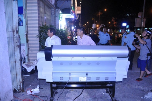 Nửa đêm ông Đoàn Ngọc Hải chỉ đạo cẩu xe sang, “xử” quán nhậu hình ảnh 4 nua dem ong doan ngoc hai chi dao cau xe sang, “xu” quan nhau hinh anh 4