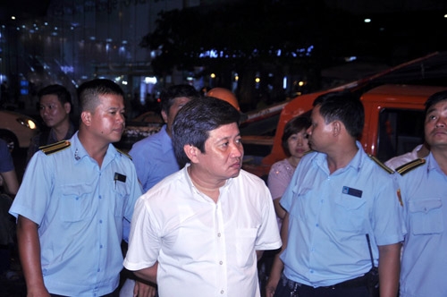Nửa đêm ông Đoàn Ngọc Hải chỉ đạo cẩu xe sang, “xử” quán nhậu hình ảnh 7 nua dem ong doan ngoc hai chi dao cau xe sang, “xu” quan nhau hinh anh 7