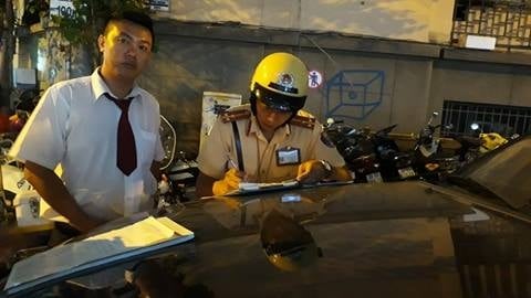  CSGT lập biên bản tài xế taxi 