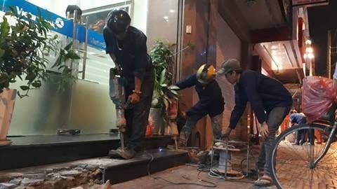  Và đây là hình ảnh đục bậc tam cấp trước nhà số 23 Hải Triều 