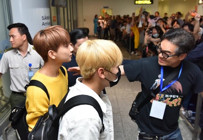 Seventeen duoc fan Viet chao don bang ca rot hinh anh 2