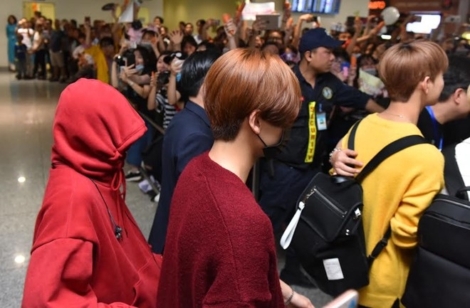 Seventeen duoc fan Viet chao don bang ca rot hinh anh 3