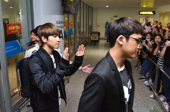 Seventeen duoc fan Viet chao don bang ca rot hinh anh 5