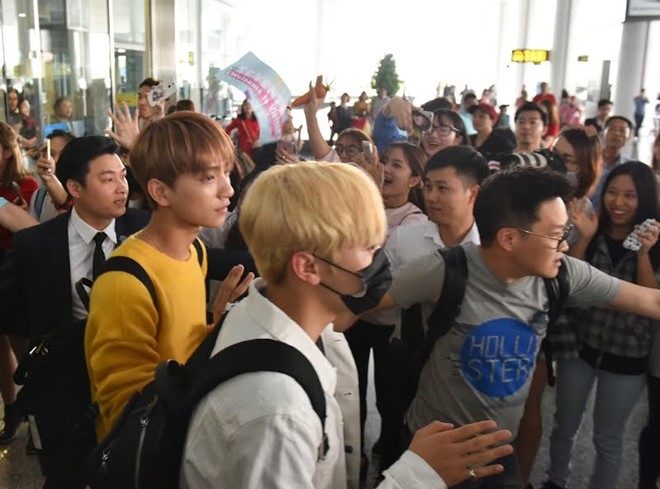 Seventeen duoc fan Viet chao don bang ca rot hinh anh 6