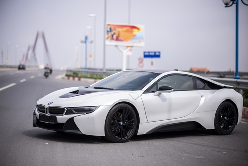 vi-dau-bmw-i8-hap-dan-dai-gia-viet-nam