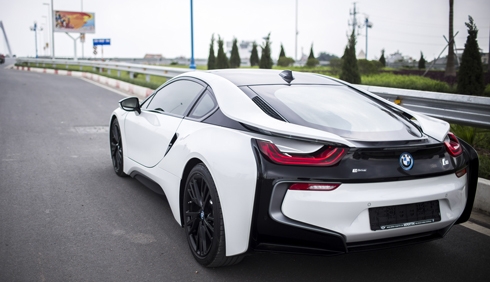 vi-dau-bmw-i8-hap-dan-dai-gia-viet-nam-1