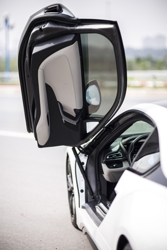 vi-dau-bmw-i8-hap-dan-dai-gia-viet-nam-3
