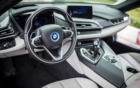vi-dau-bmw-i8-hap-dan-dai-gia-viet-nam-2