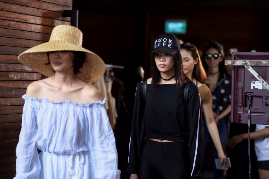 Lan Khue va dan mau mac sanh dieu tap catwalk hinh anh 3