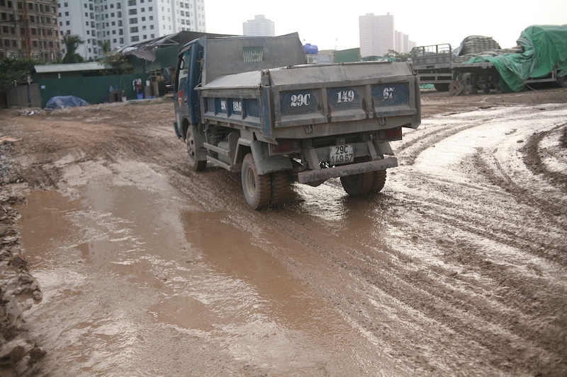 Chất lượng con đường rất thấp, lại phải đi chung với xe thi công.