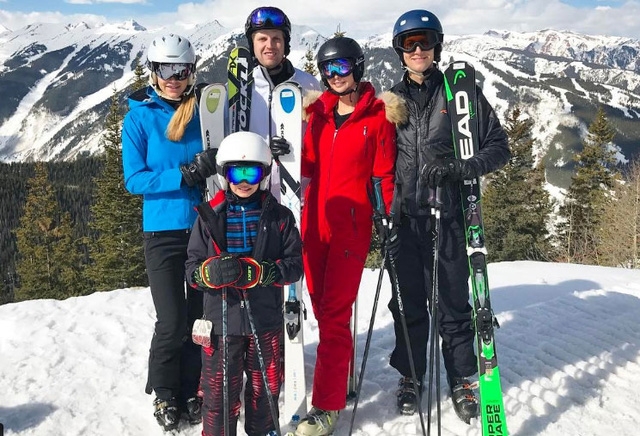  Jared Kushner (ngoài cùng bên phải) đứng cạnh vợ và các thành viên gia đình vợ trong kỳ nghỉ ở Aspen, bang Colorado (Ảnh: Twitter) 