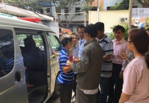 Chuyến xe đưa người mẹ đã hiến tạng về an nghỉ ở quê nhà miền Trung. Ảnh: T.P