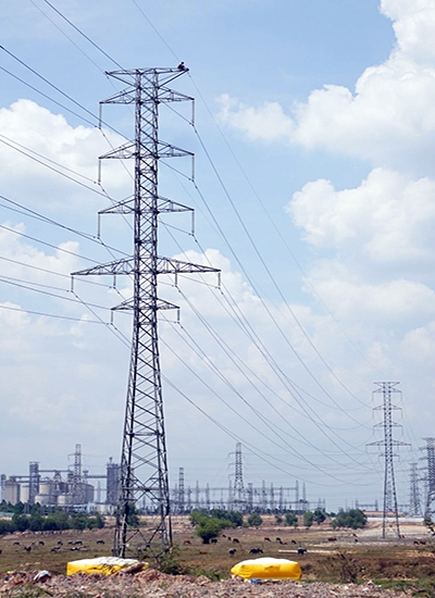 Độ cao trụ điện khoảng 50 m. Ảnh: Nguyệt Triều