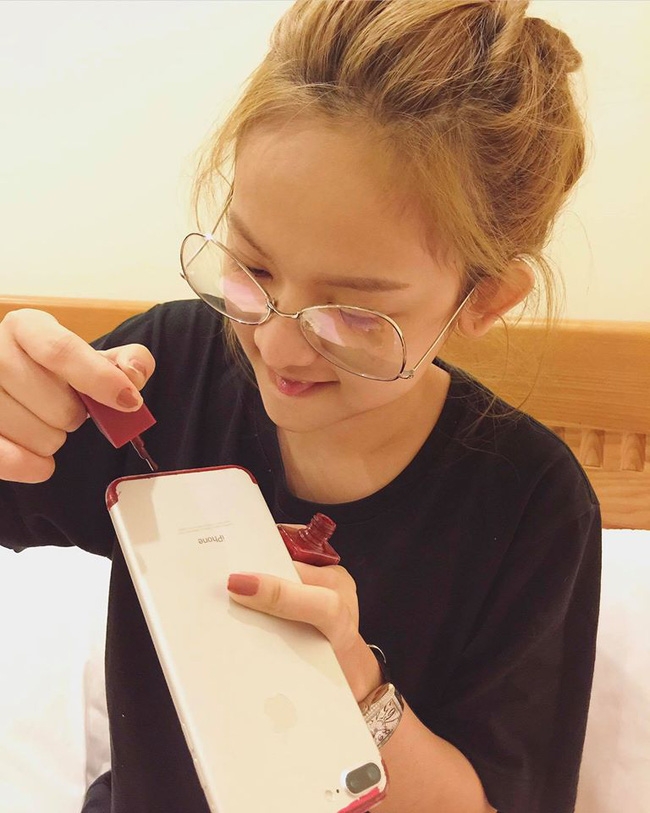 Xa thiếu gia Phan Thành, Thúy Vi làm thế này để có iPhone7 đỏ - 1