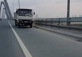 Xe tai chay nguoc chieu tren cau Nhat Tan bi de nghi xu phat hinh anh 2