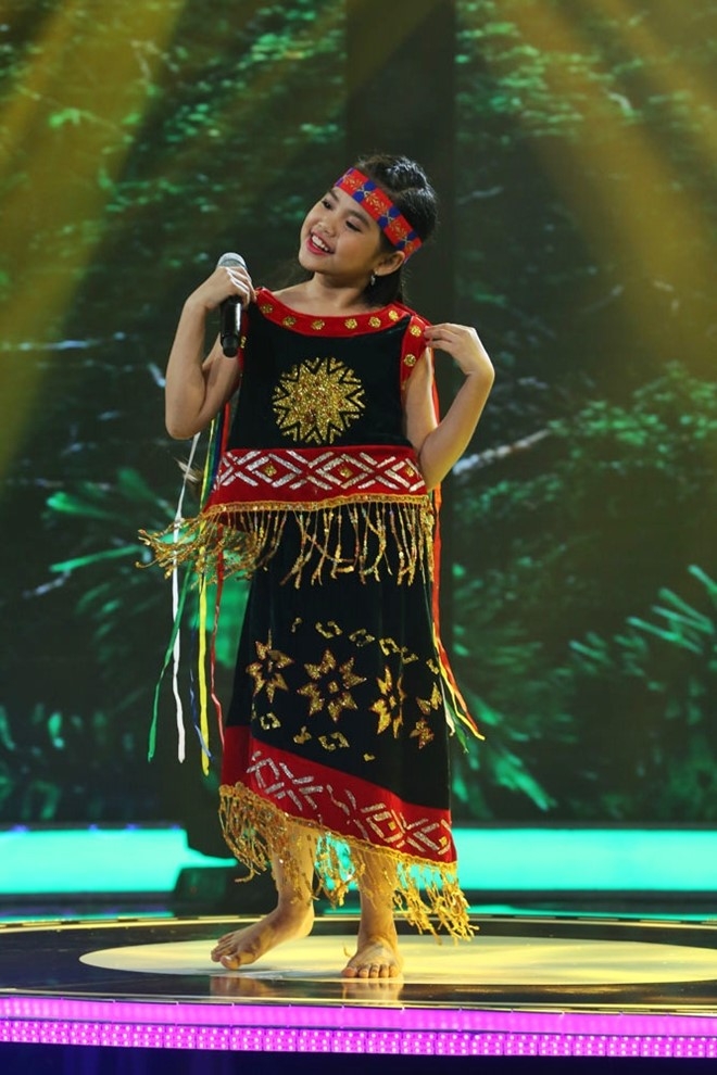 Be 9 tuoi duoc Quang Linh vi la 'ban sao nhi' Tung Duong hinh anh 4