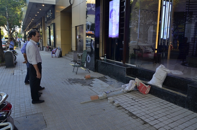 Ông Võ Nguyên Khanh, Chủ tịch UBND phường Bến Thành (quận 1) kiểm tra việc hoàn trả vỉa hè theo cam kết