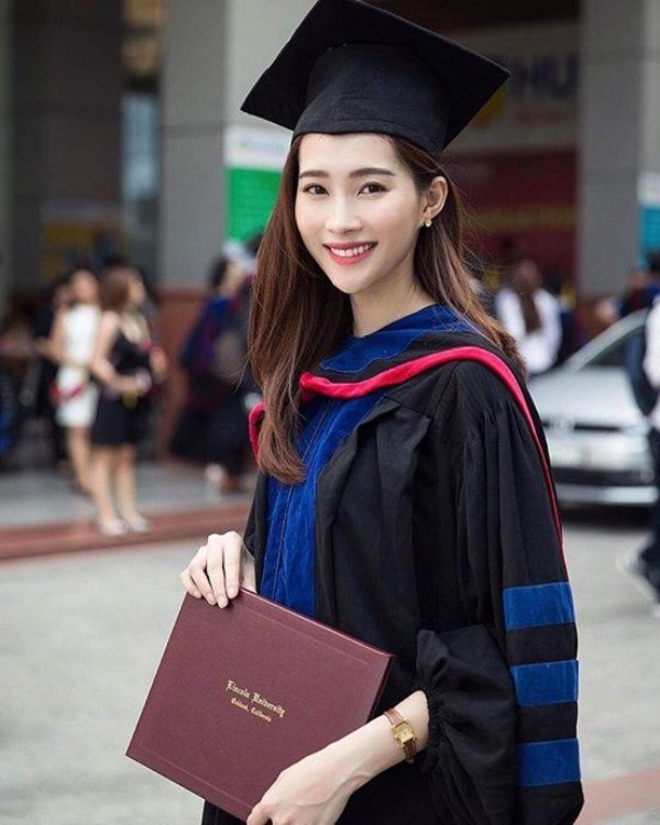 Hoa hậu Đặng Thu Thảo, tốt nghiệp đại học