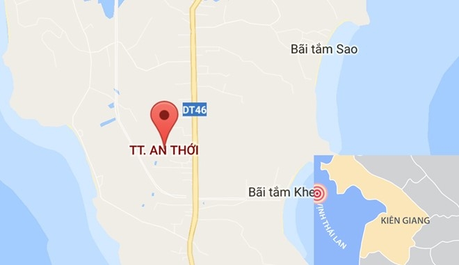 Ke chem chi hang xom gan dut lia ban tay bi tam giu hinh anh 1