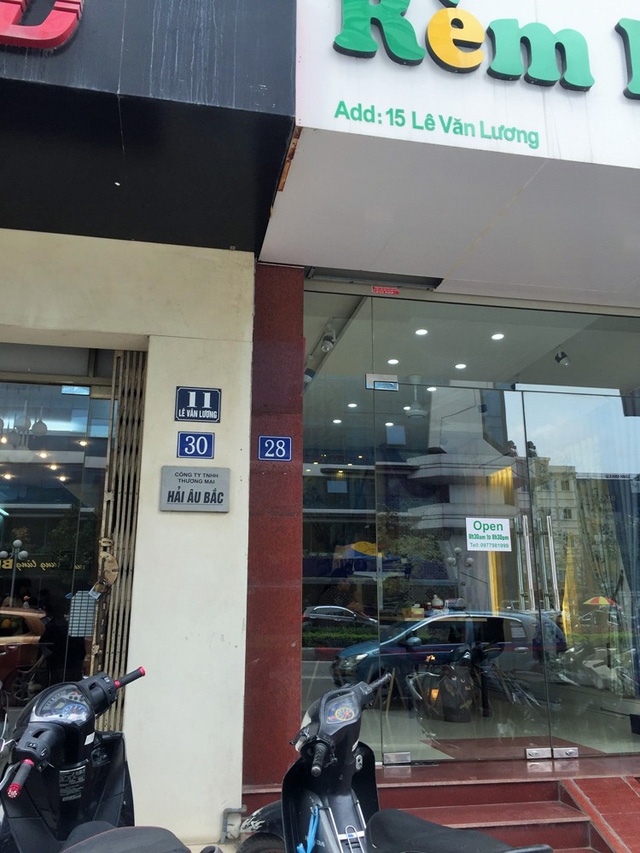 Tuyến đường Lê Văn Lương mới thực sự là “ma trận” của những dãy số. Là tuyến đường huyết mạch hướng Tây Nam vào nội đô Hà Nội, nhưng từ khi được đưa vào sử dụng, tuyến đường này đang gặp không ít vấn đề nan giải, từ việc nhồi nhét san sát đến hàng chục tòa cao ốc, giao thông ùn tắc nghiêm trọng vào giờ cao điểm, và cả vấn đề “loạn” biển số nhà. Những căn nhà mang 2 địa chỉ thực sự gây hoang mang cho những người lần đầu đến con đường này.