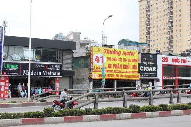Chỉ có một con ngõ nhỏ nằm giữa, nhưng hai nhà có thể cách nhau đến… chục số nhà. Một người phụ nữ bán hàng nước ở đầu ngõ trên đường Lê Văn Lương cho biết: “Ngồi ở đây ngày nào cũng có người dừng lại hỏi đường. Ít thì 5, 6 lượt, hôm nhiều thì phải đến 10 lượt. Nhìn họ loanh quanh cũng thấy tội. Nhưng khổ nỗi, sống ở đây nhưng chính mình cũng chẳng biết đâu mà lần”.