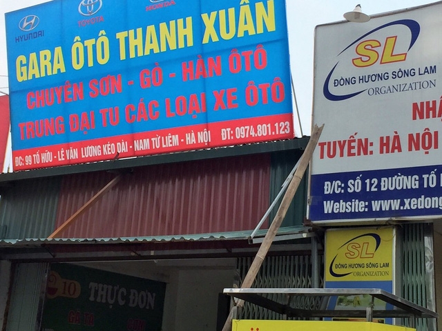 Những ngôi nhà nằm trên đường Tố Hữu cũng gặp tình trạng tương tự. Hai địa chỉ 12 Tố Hữu và 99 Tố Hữu nằm sát cạnh nhau. Bác Tùng, hành nghề xe ôm “tiết lộ” cách tìm địa chỉ nhà trên đường Tố Hữu: “Chỉ có cách hỏi chủ nhà cho kĩ xem tòa nhà ấy nằm ở khu nào, ví dụ gần Hoàng Đạo Thúy, gần Trung Văn hay gần Khuất Duy Tiến. Như vậy phạm vi sẽ thu hẹp hơn. Nhưng kể cả thế thì vẫn phải mất công tìm một lúc mới ra được”.