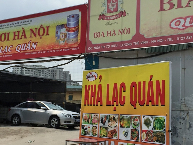  Thậm chí, có nhà còn không được gắn số cụ thể, chỉ đề vỏn vẹn “ngã tư Tố Hữu”. Đây là địa chỉ chung được ghi trên rất nhiều biển hiệu. Thế nhưng trong thực tế, từ phía của những căn nhà, cửa hàng này lại chẳng có bất cứ ngã tư nào. 