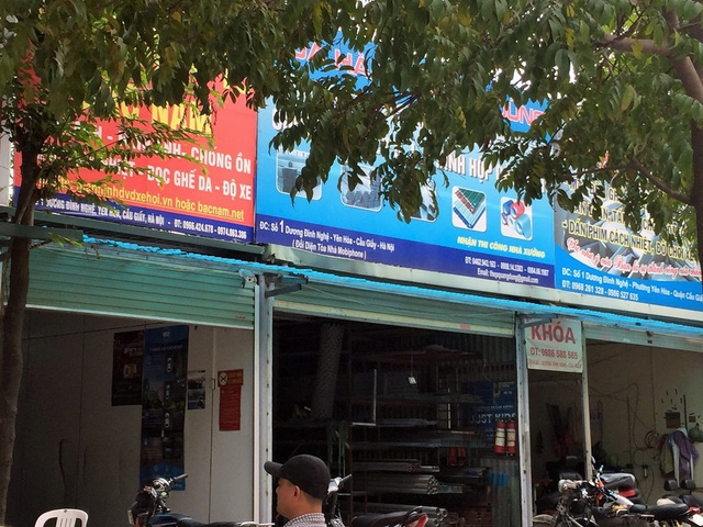 Ba ngôi nhà nằm sát nhau đều là hộ kinh doanh, đều nằm trên phố Dương Đình Nghệ, và đều… được đánh số 1.