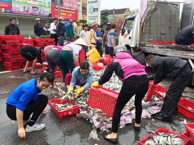 Lat xe tai, hang tan ca nuc do ra quoc lo hinh anh 2