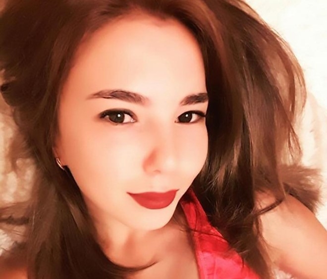 9X xinh dep thiet mang khi livestream trong luc lai xe hinh anh 3