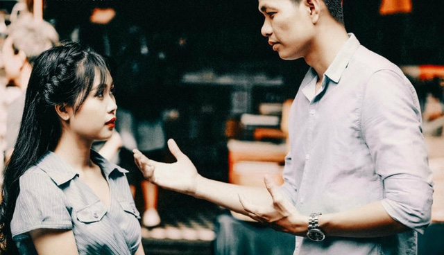 Đôi lúc tôi thấy tình yêu như một cơn say, khi ngắn ngủi như một cơn cảm nắng rồi chợt bừng tỉnh giấc. Có khi kéo dài bất tận và người trong cuộc muốn mình không bao giờ tỉnh lại.