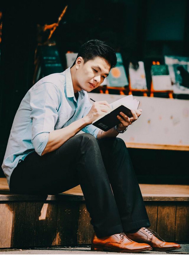 Có những ngày khi những chai cạn rỗng và những chiếc ly nghiêng, tôi tưởng rằng mình đang ở trong một cơn cảm nắng, không hiểu rõ đang ở đâu giữa tỉnh táo và ngô nghê.