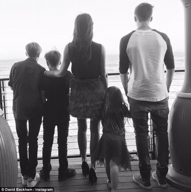 David Beckham hí hửng khoe con gái Harper lần đầu biết đi xe đạp - Ảnh 4.
