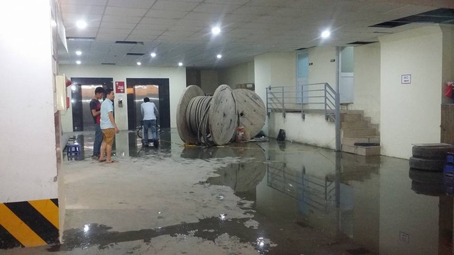 Lần này khu vực rò rỉ, bục bể phốt ngay sát với nhà vệ sinh khiến nước thải chảy lênh láng khắp hầm để xe.