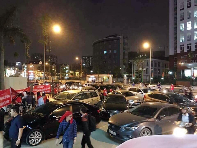 Tranh chấp về sở hữu chung riêng, chủ đầu tư tự ý tăng phí gửi xe khiến cư dân bức xúc để xe tràn ra lòng đường để phản đối.