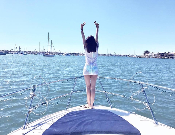 jennifer-pham-tu-tin-mac-bikini-khoe-dang-ben-em-gai-6
