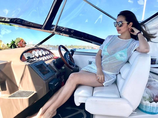 jennifer-pham-tu-tin-mac-bikini-khoe-dang-ben-em-gai-7