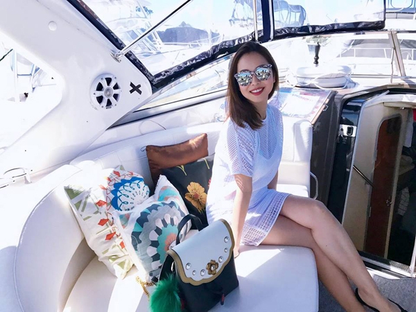 jennifer-pham-tu-tin-mac-bikini-khoe-dang-ben-em-gai-8