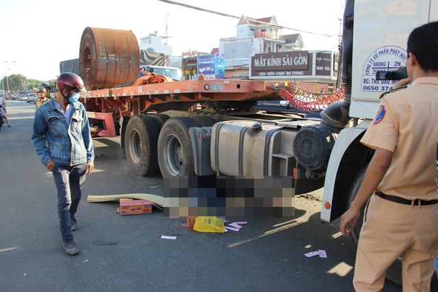 Bị xe container cuốn vào gầm, người đàn ông chết thảm.