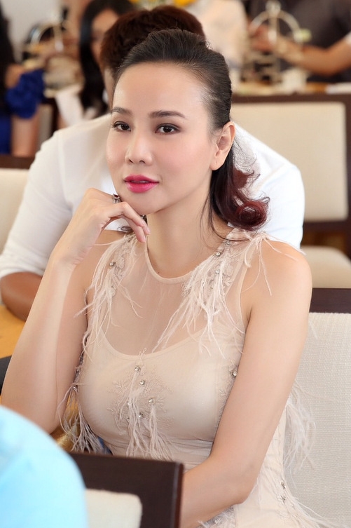 Ngọc Trinh mặc váy hở, ngồi xe sang đến sự kiện