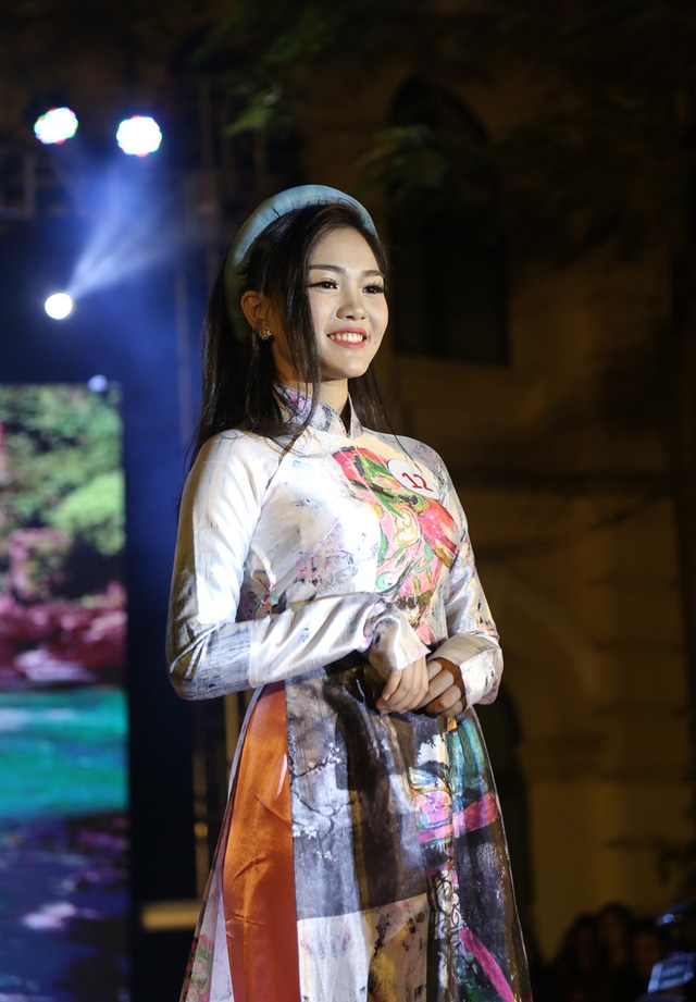  Phương Thảo duyên dáng trong phần thi trình diễn trang phục áo dài 