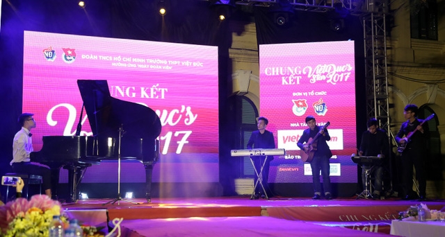  Nguyễn Tuấn Minh sâu lắng thể hiện tài năng piano cổ điển. Tiết mục đã giúp Tuấn Minh giành giải Thí sinh tài năng 