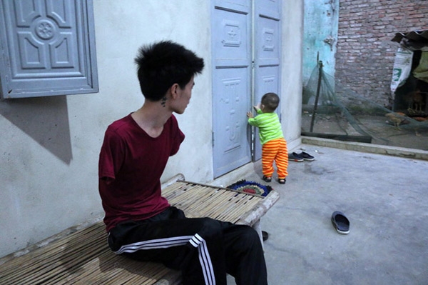  Rơi nước mắt hoàn cảnh chàng trai bị tai nạn mất tay, vợ bỏ đi, một mình chăm con thơ khát sữa - Ảnh 1.